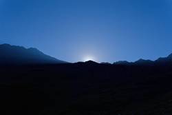 Die Sonne kommt übern Pass hervor