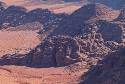 Unten im Tal der Startpunkt zum Aufstieg auf den Dschabal Umm ad-Dami (1854 m)