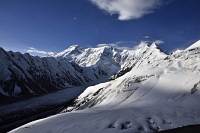 Aufstieg am Pesni Abaja (4901m) - Blick zum Pik Pobeda (7439m) höchster Berg im Tien Schan Gebirge