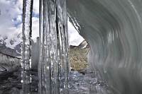 am South-Enilcek-Glacier - eine kleine Eis-Höhle