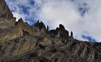 Bizarre Felsformationen am Weg zum Hochlager vom Nangdalo La