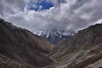 Immer dem Tal folgen, Richtung dem leider in Wolken versteckten Kanjirowa Himal (6612m)