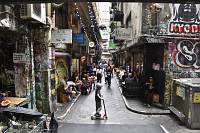 Melbourne - schmale Straße mit Lokalen