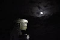 Bhaktapur in der Nacht - Skulptur und Mond