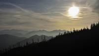 Die Sonne steht schon tief, aber der Weg zum Gipfel ist nicht lang